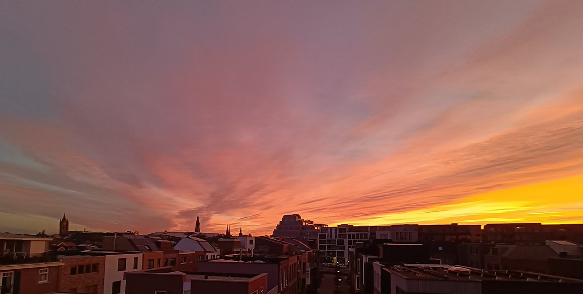 FedeleCanosa's tweet photo. The sky over #Delft this morning. https://t.co/4nVrDC39DY