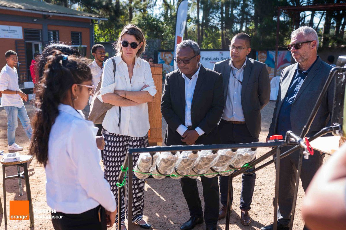 OSMadagascar's tweet photo. Actif depuis Avril 2022, le FabLab solidaire Ankatso, déployé dans le cadre de nos activités avec Orange Digital Center,a reçu ce jour la visite de la déléguée Générale de la @FondationOrange, Françoise Cosson, et du Président d’ @OSMadagascar, Benja Arson. https://t.co/7rxBRWaGJK