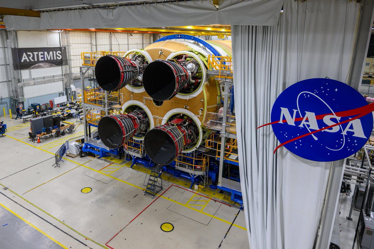 NASA_SLS's tweet photo. 🚀 🎉
All four RS-25 engines are soft installed onto the SLS rocket, bringing @NASA a step closer to the launch of @NASAArtemis II. Teams will continue to secure the engines to prepare the mega rocket that will help send astronauts around the Moon!

MORE>>https://t.co/peAAGVa2C0 https://t.co/IQhTKLX3cf