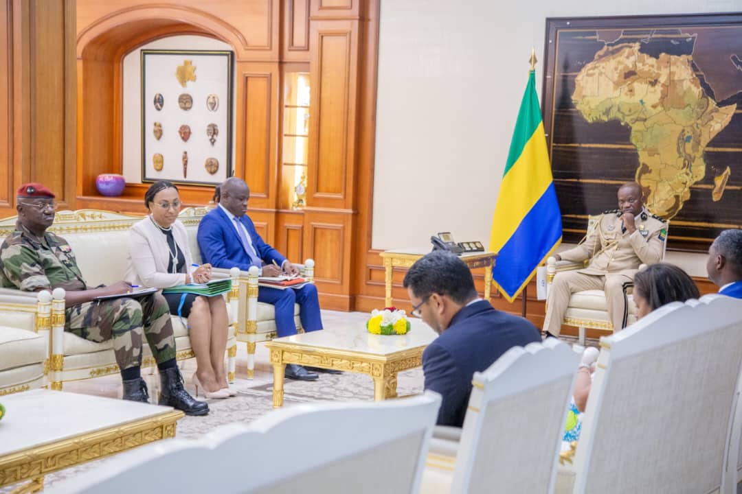 #Clean'Actus   Le 22 septembre, Son Excellence Monsieur le Président de la Transition Chef de l'Etat, assisté par son Cabinet et Monsieur le Haut-Commissaire à l'Environnement, a reçu en audience Monsieur le Ministre Délégué à l'Intérieur, Madame le DG de Clean Africa et Monsieur