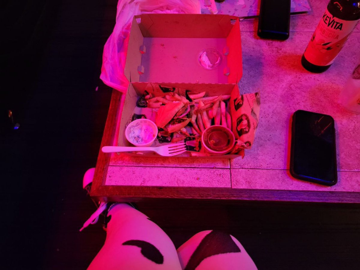 xpumpkinxpatchx's tweet photo. b*tch im a cooowwwee
& i had ironically ordered red cow for lunch this shift 🐄🍔 heeh
#pawg #cowlingerie #heels #dancer #downtowncabaret #mnstripper #mplsstripper #petite https://t.co/tGlS12T7hz