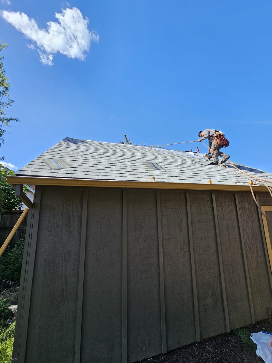 NwRoofTechInc's tweet photo. Another beautiful day doing roofs #house #roofing #sunny #shingles https://t.co/5bIspARs5H