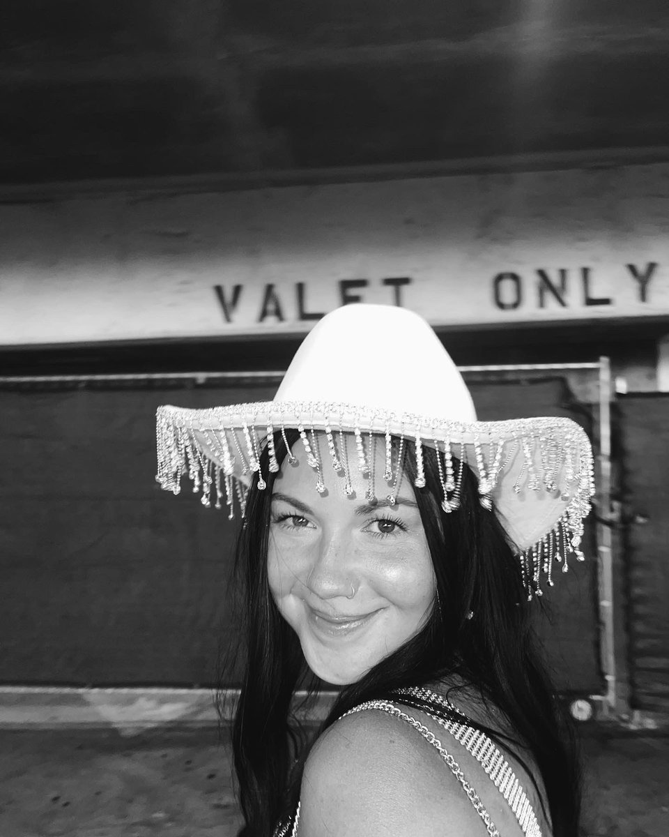 Bdaghlian22's tweet photo. IN MY BRIDE ERA 🤍🪩👰🏻‍♀️🫶🏼 https://t.co/6ugKRgVCl8