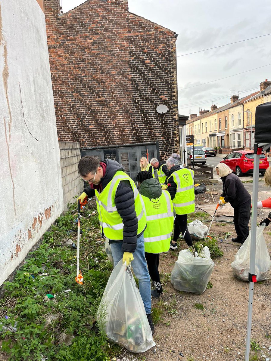 Red Neighbours tweet media