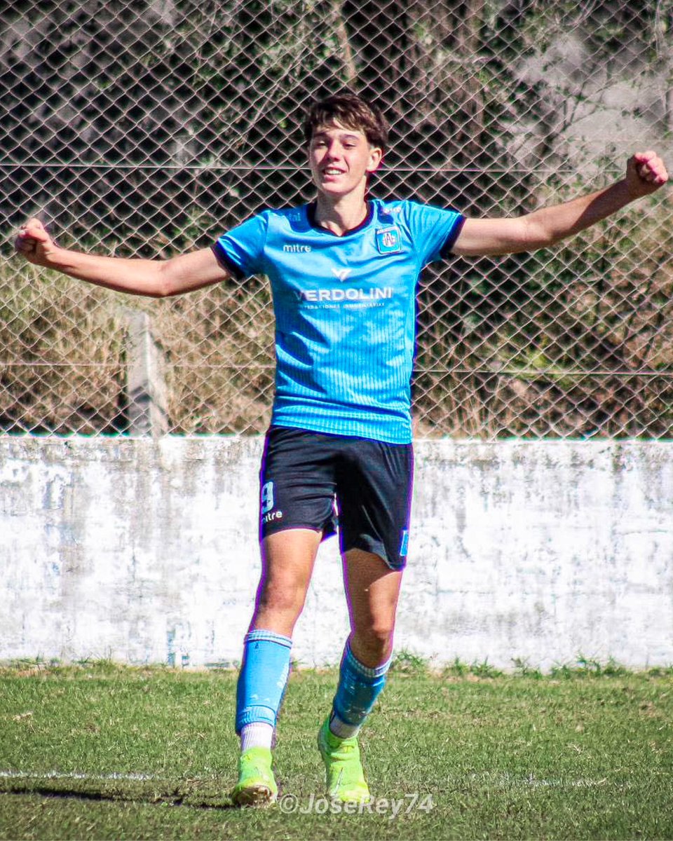 🌟🇦🇷 Lautaro Piola es el ÚNICO jugador del ascenso citado a la Selección Sub 15 para el entrenamiento de esta semana.

🔥 Es el MÁXIMO GOLEADOR de todas las Juveniles de la B Nacional con 32 goles en 18 partidos.

Será la primera vez en la Selección para el delantero categoría