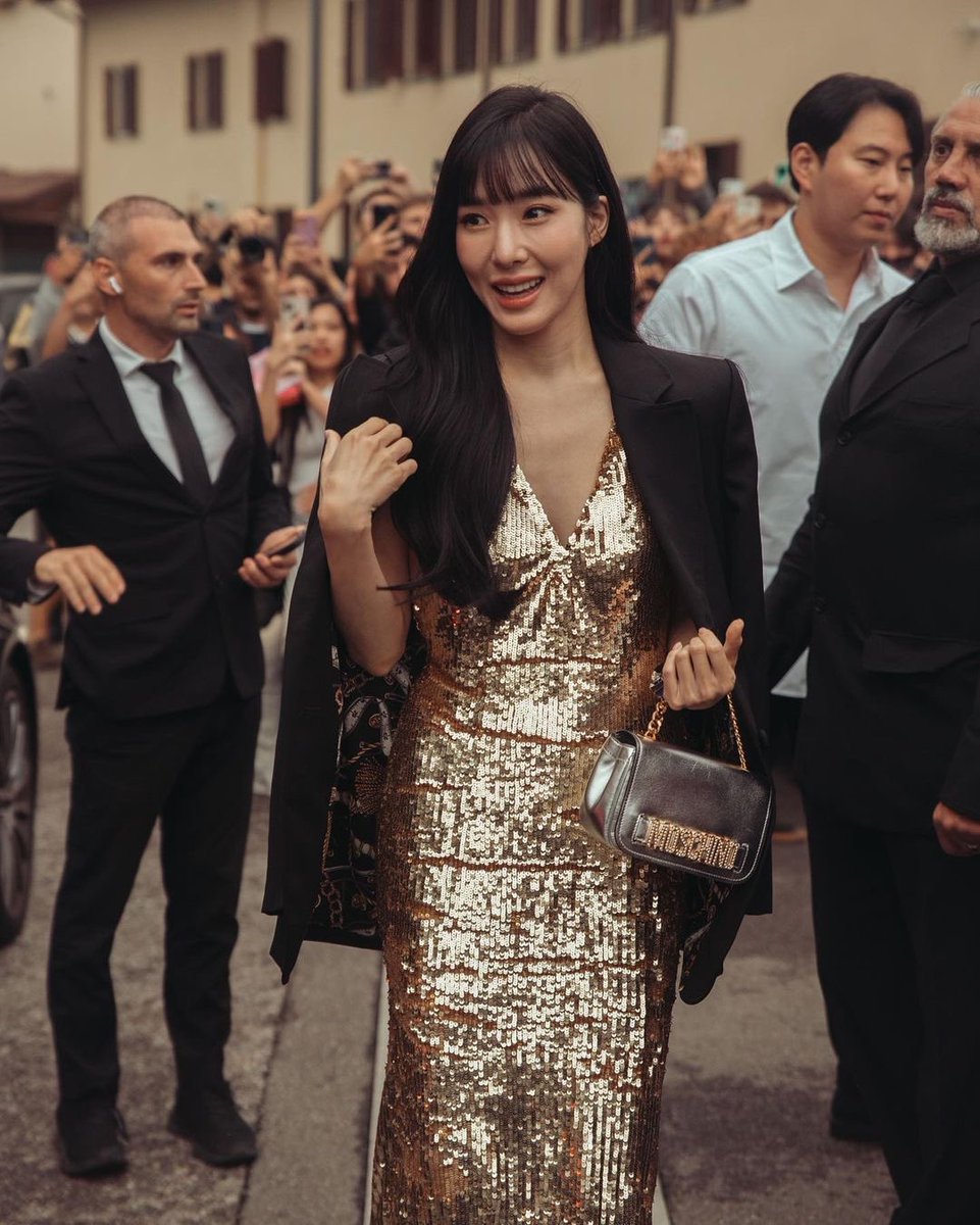 aomtf's tweet photo. ช่างภาพอิตาลีถ่ายรูปสวยจัง ชอบรูปโทนสีนี้อ่ะ เค้าลงคลิปตอนฟานี่แจกลายเซ็นให้ฟคด้วย เอ็นดูมาก ฟคบอกชื่อทีละตัว น้องก็ทวนทีละตัว เขียนทีละตัว จนคนตรงนั้นหลุดขำกัน ฟานี่ยังยิ้มขำ บอกซอรี่~ น่ารักกก 55555 #TiffanyYoung https://t.co/ywcMGF9XCQ