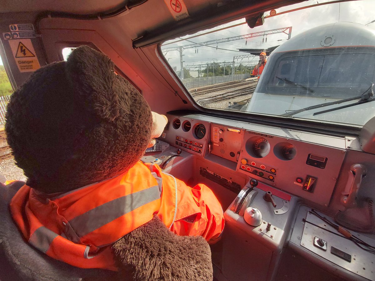 HunsletTheBear's tweet photo. Hunslet has spent the day carrying out gauging and fuelling exercises with his friends from @railadventureuk  using 2 pairs of their class 43s. Hunslet is glad to report that the gauging exercise was a success and the fuel point had a good shake down. #hsts #fuel #bears https://t.co/uaG8bvbVQ0