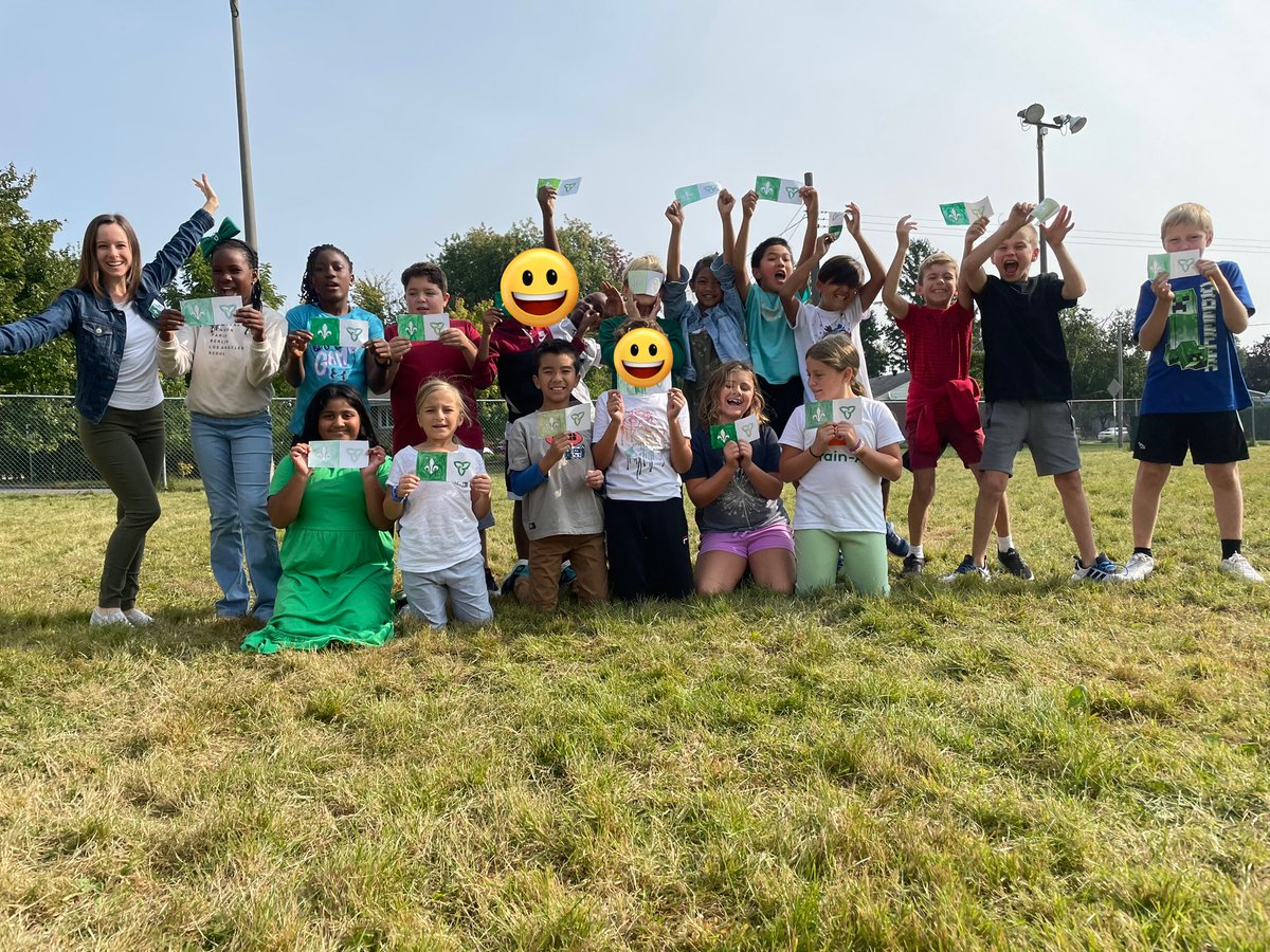 Mme_Hartmann's tweet photo. Bonne journée des Franco-Ontariens! 💚🤍 @OttCatholicSB @ocsbBonjour @StGregoryOCSB https://t.co/AhHIXRRYfi