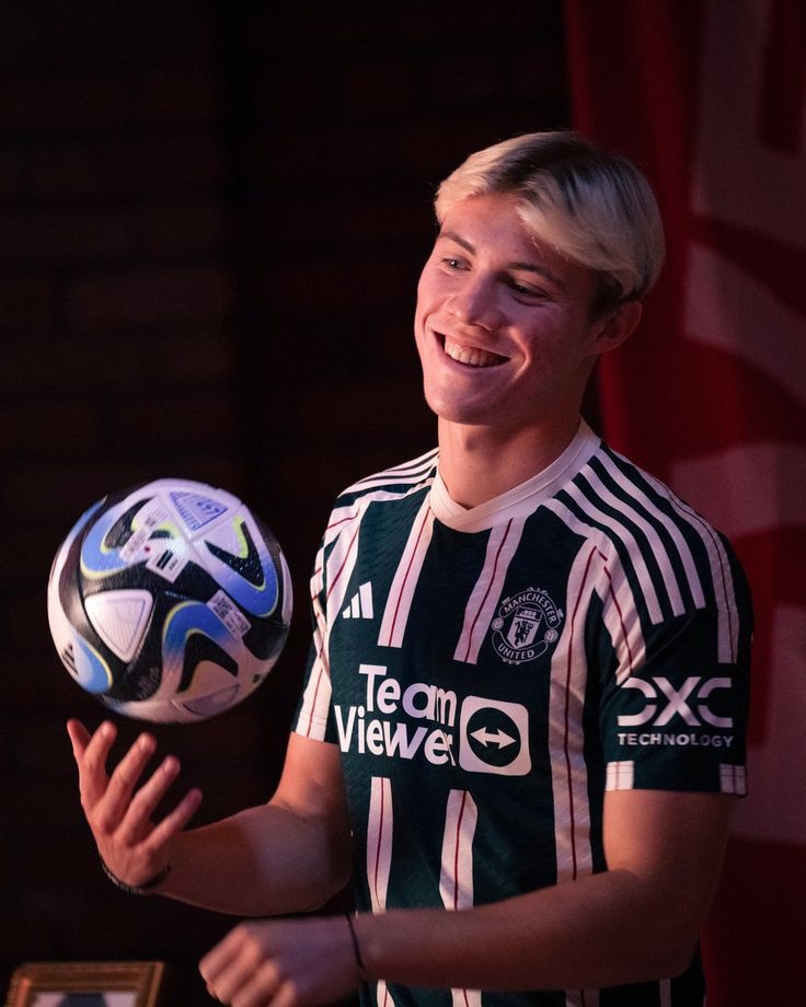 Hojlund11_'s tweet photo. Welcome to the Manchester United and Rasmus Højlund fan account! 🇩🇰

This account is dedicated to following everything related to the club and the player but also talk abt football in general.

So make sure to FOLLOW me and REPOST to connect with more Man Utd and Højlund fans. ❤️ https://t.co/1HmOjg8VvQ