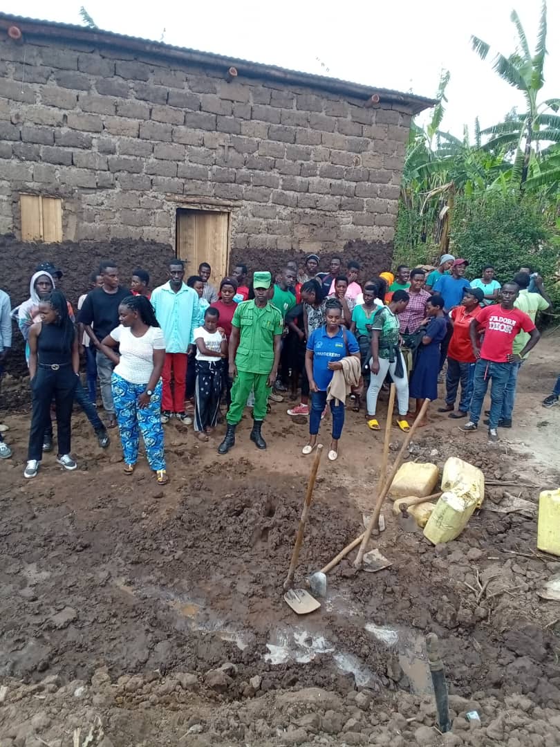 rsteven_1985's tweet photo. Umurenge wa @Gitokisector2 hatangijwe Urugerero rudaciye ingando ku banyeshuli barangije amashuli yisumbuye 2023 icyiciro cya11
Uretse gusana inzu yutishoboye baganirijwe kuri:
◾ Indangagaciro na kirazira
◾ Kugira umuco wo gufasha n'ubukorerabushake.@RwandaEast @Unity_MemoryRw https://t.co/CQnXJGeCVE
