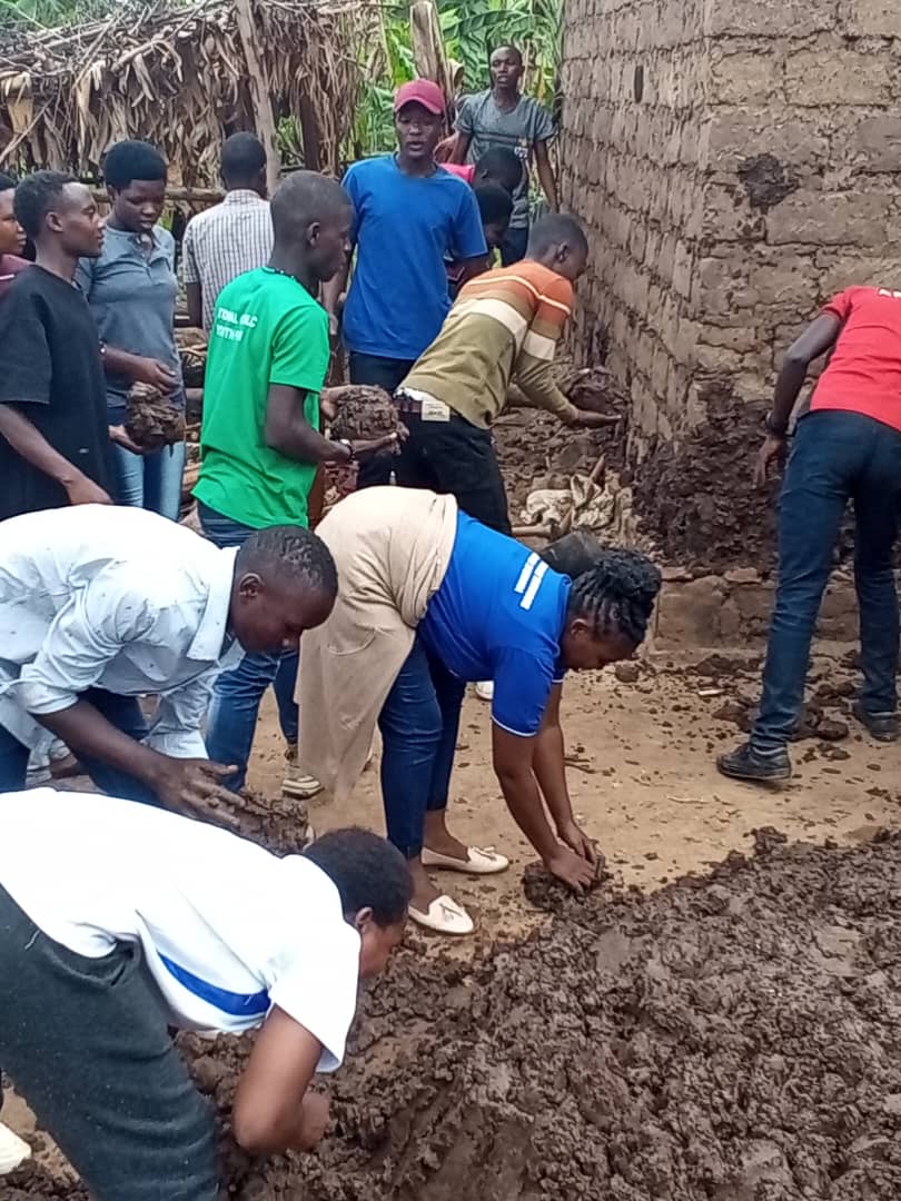 rsteven_1985's tweet photo. Umurenge wa @Gitokisector2 hatangijwe Urugerero rudaciye ingando ku banyeshuli barangije amashuli yisumbuye 2023 icyiciro cya11
Uretse gusana inzu yutishoboye baganirijwe kuri:
◾ Indangagaciro na kirazira
◾ Kugira umuco wo gufasha n'ubukorerabushake.@RwandaEast @Unity_MemoryRw https://t.co/CQnXJGeCVE