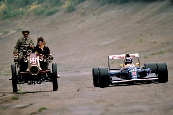 KrisVanD2's tweet image. Brooklands 1992 

Nigel Mansell and his wife with Damon Hill in the Williams.

#F1 #Formula1 #RetroGP #RetroF1