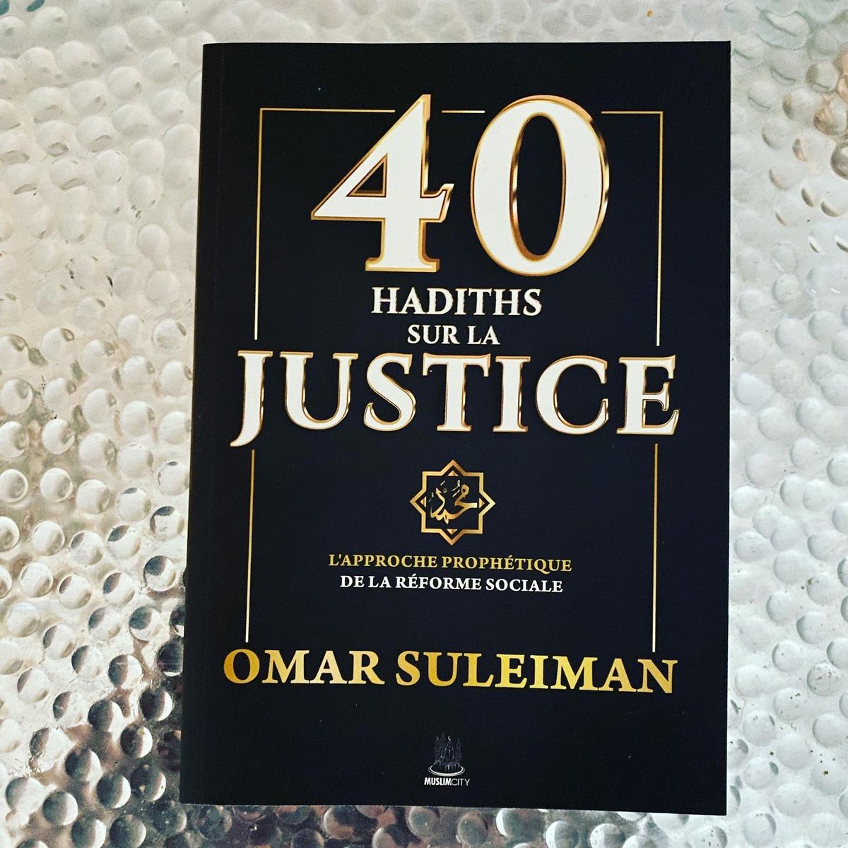 Après plusieurs mois de rupture, il est enfin de retour en stock sur MuslimCity.fr et chez @BayyinahAl : “40 hadiths sur la justice”, ou l’approche prophétique de la réforme sociale !