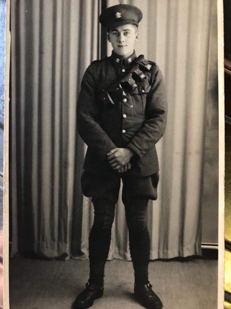 Tpr Ken Batt, RWY, 1938-46, 102 years old today. He was mobilised in 39 sent to Palestine, fought in Iraq, Syria, Egypt and Italy. Wounded twice, 1st at Palmyra then at El Alamein. @WessexYeomanry visited with cake and balloons to wish our oldest veteran happy birthday.