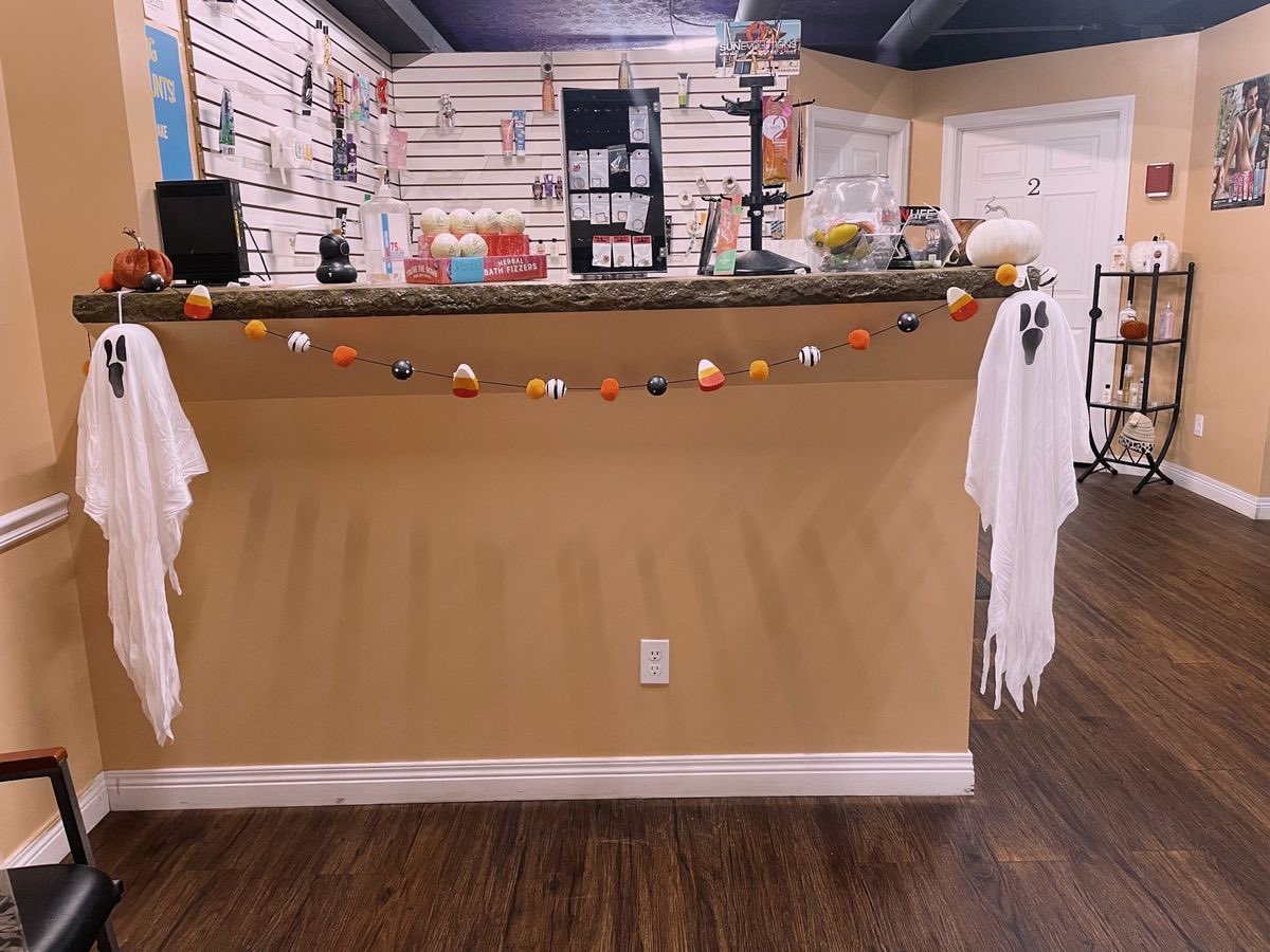 RadianceTanKy's tweet photo. Yesterday marked the first day of fall and we are more than ready to take on the season with all of you! Come see us to get your tan on for all of your fall activities 🎃 https://t.co/wehU4fXSpN