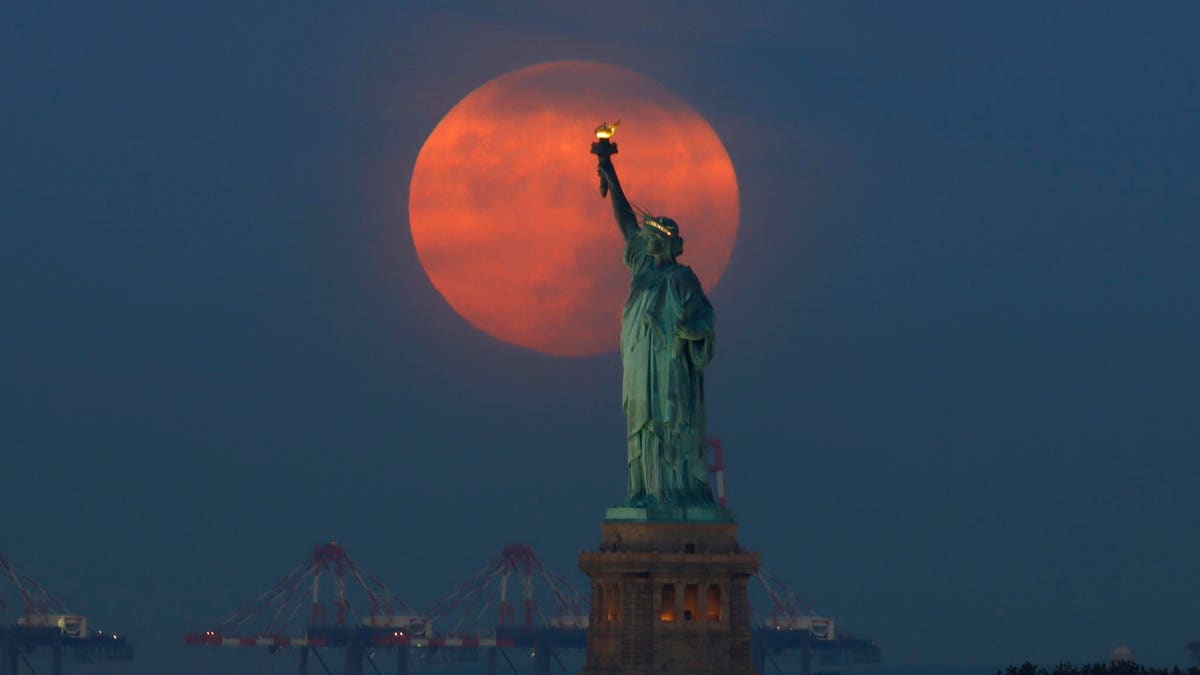 This Week Will Bring The Last Supermoon Of The Year—And A Chance To See Saturn trib.al/MbYRCYj