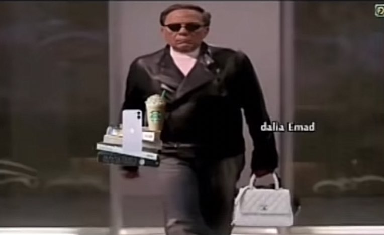 وانا شايله اغراضي كلها بأيدي لاني ماخذه شنطه صغيره لايقه على لبسي :