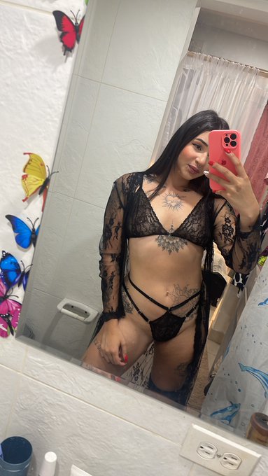How do you think this black lingerie looks? 🖤 https://t.co/M8Zm7CynJK