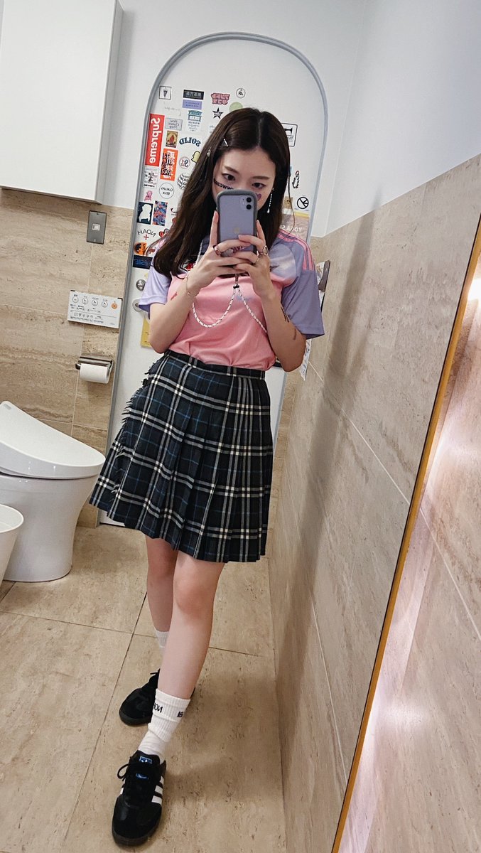 nanase_fc's tweet photo. かっこよくも可愛くも着こなせるフットボールシャツって最強だな🧨
スタジアムに着ていくだけじゃもったいないよね。 https://t.co/vFZDUwh08t