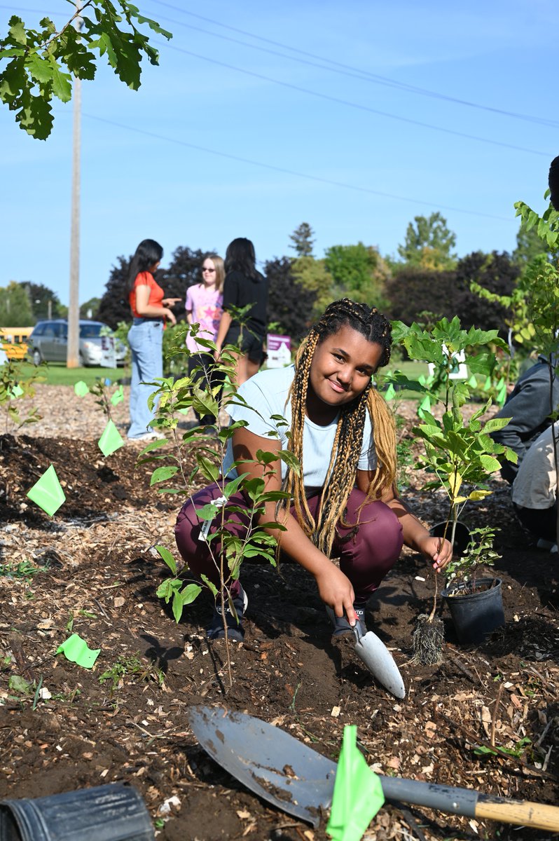 WellingtonCath's tweet image. The @cityofguelph welcomed grade 7 and 8 students from @SHFlames, and environmental science students from @lionsnewstoday, @OLOLCRUSADERS and @TheBlueBlast to help start Guelph’s first mini forest!

Read more: wellingtoncdsb.ca/apps/news/arti…