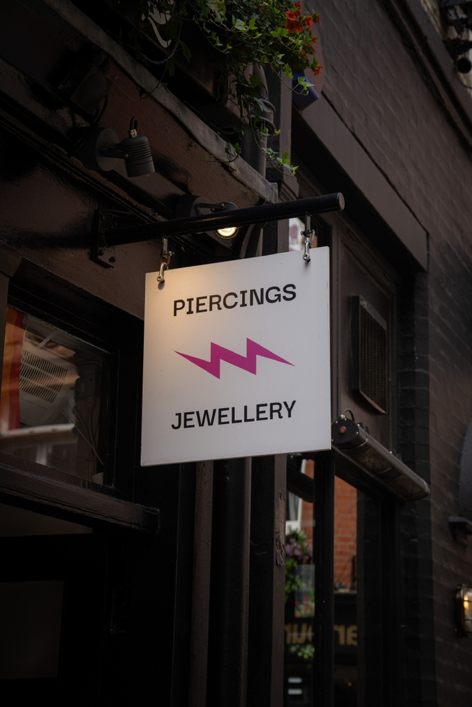 We aren't shy on the details in our Carnaby store! ⚡️

#piercings #london #eastlondon #timeoutlondon #thisislondon #londonlife #earcuration #earstack #jewellery #luxuryjewellery #fashionjewellery #carnaby #carnabystore #londonstore