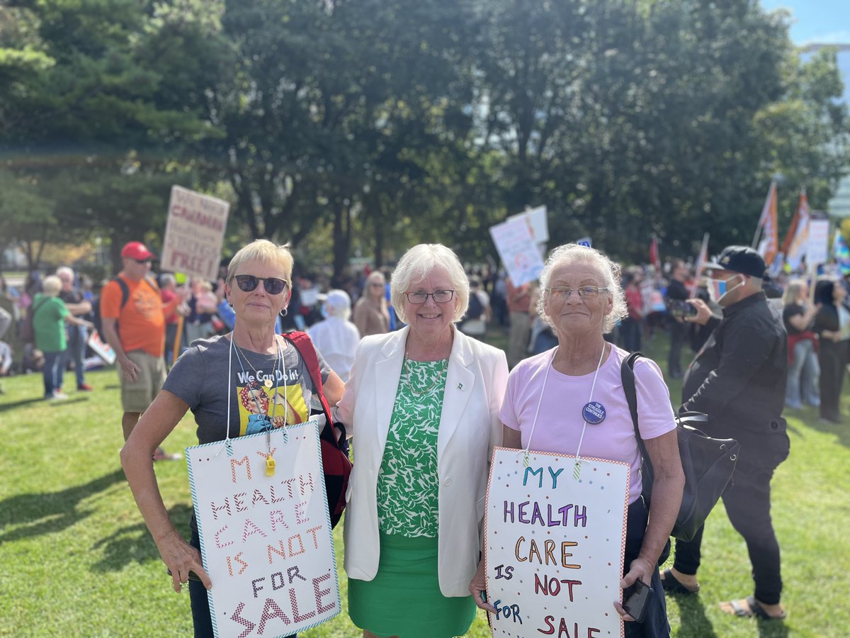 PeggySattlerNDP's tweet photo. Proud to join #LdnOnt-ers who travelled to QP to stop Ford's plans to privatize health care. Inspired to see healthcare workers, labour allies &amp; 1000s who care about publicly-funded health care stand united against Conservative privatization schemes. #ForPeopleNotProfit #OnPoli https://t.co/Xr9ZAzrh6J