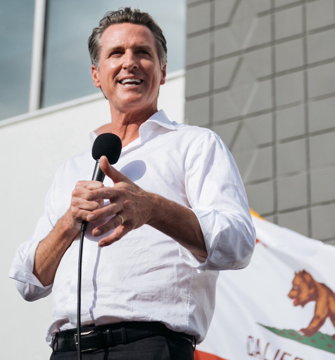 PopCrave's tweet photo. California Gov. Gavin Newsom and Florida Gov. Ron DeSantis will take part in a televised 90-minute debate moderated by Fox News' Sean Hannity on November 30, the network announces. https://t.co/6BNoamt3Sa