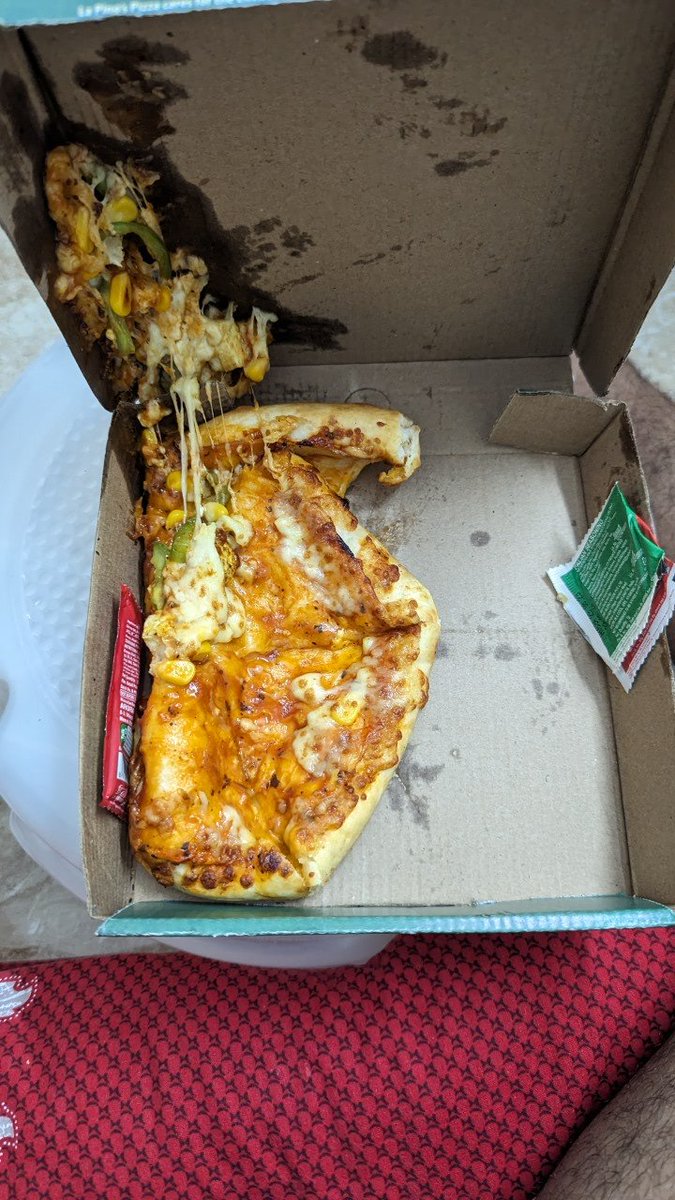 abhinavkumar_vk's tweet photo. Hey @Swiggy @SwiggyCares @LaPinozPizzaInd - This is the way food arrives to us by delivery executives.
I am shifting to @zomato from today for my food delivery. https://t.co/bnp8rWPW8J