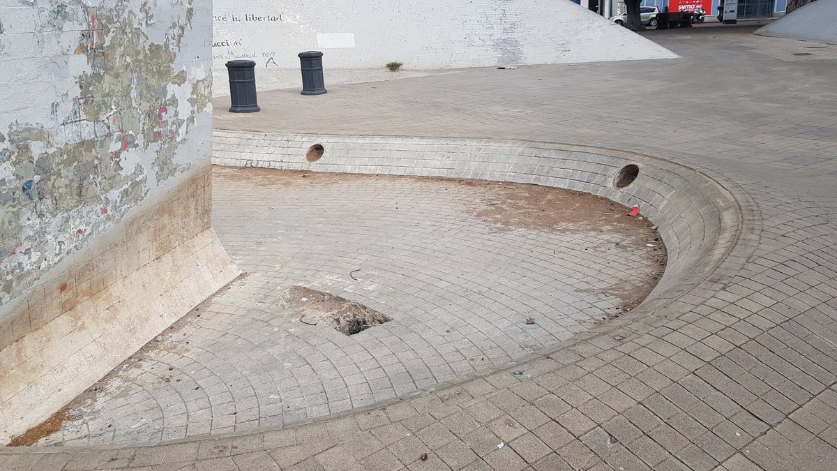 StopArboricidio's tweet photo. (1) La Plaza de la Feria tiene grandes fallos de mantenimiento: bordillos peligrosamente rotos, fuente seca, papeleras fuera de lugar... PERO PARA @lpaurbanismo @MauricioRoq #GrisMauri LO PRIORITARIO ES ¡SEGUIR SELLANDO ALCORQUES CON RESINAS SINTÉTICAS!
¿Por qué @CarolinaDarias? https://t.co/rXHS7LPGNz