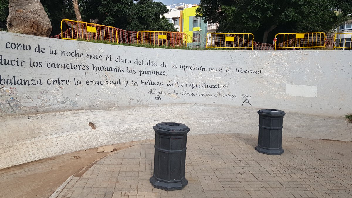 StopArboricidio's tweet photo. (1) La Plaza de la Feria tiene grandes fallos de mantenimiento: bordillos peligrosamente rotos, fuente seca, papeleras fuera de lugar... PERO PARA @lpaurbanismo @MauricioRoq #GrisMauri LO PRIORITARIO ES ¡SEGUIR SELLANDO ALCORQUES CON RESINAS SINTÉTICAS!
¿Por qué @CarolinaDarias? https://t.co/rXHS7LPGNz