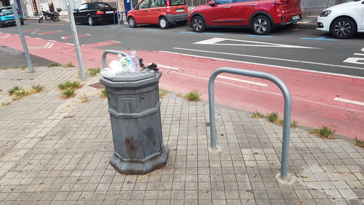 StopArboricidio's tweet photo. (1) La Plaza de la Feria tiene grandes fallos de mantenimiento: bordillos peligrosamente rotos, fuente seca, papeleras fuera de lugar... PERO PARA @lpaurbanismo @MauricioRoq #GrisMauri LO PRIORITARIO ES ¡SEGUIR SELLANDO ALCORQUES CON RESINAS SINTÉTICAS!
¿Por qué @CarolinaDarias? https://t.co/rXHS7LPGNz