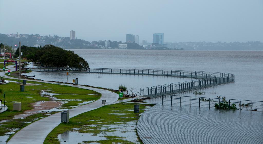 fernao_berthold's tweet photo. Porto Alegre: Orla do Gasômetro. Temos chuva sem vento. https://t.co/92qChxLduh