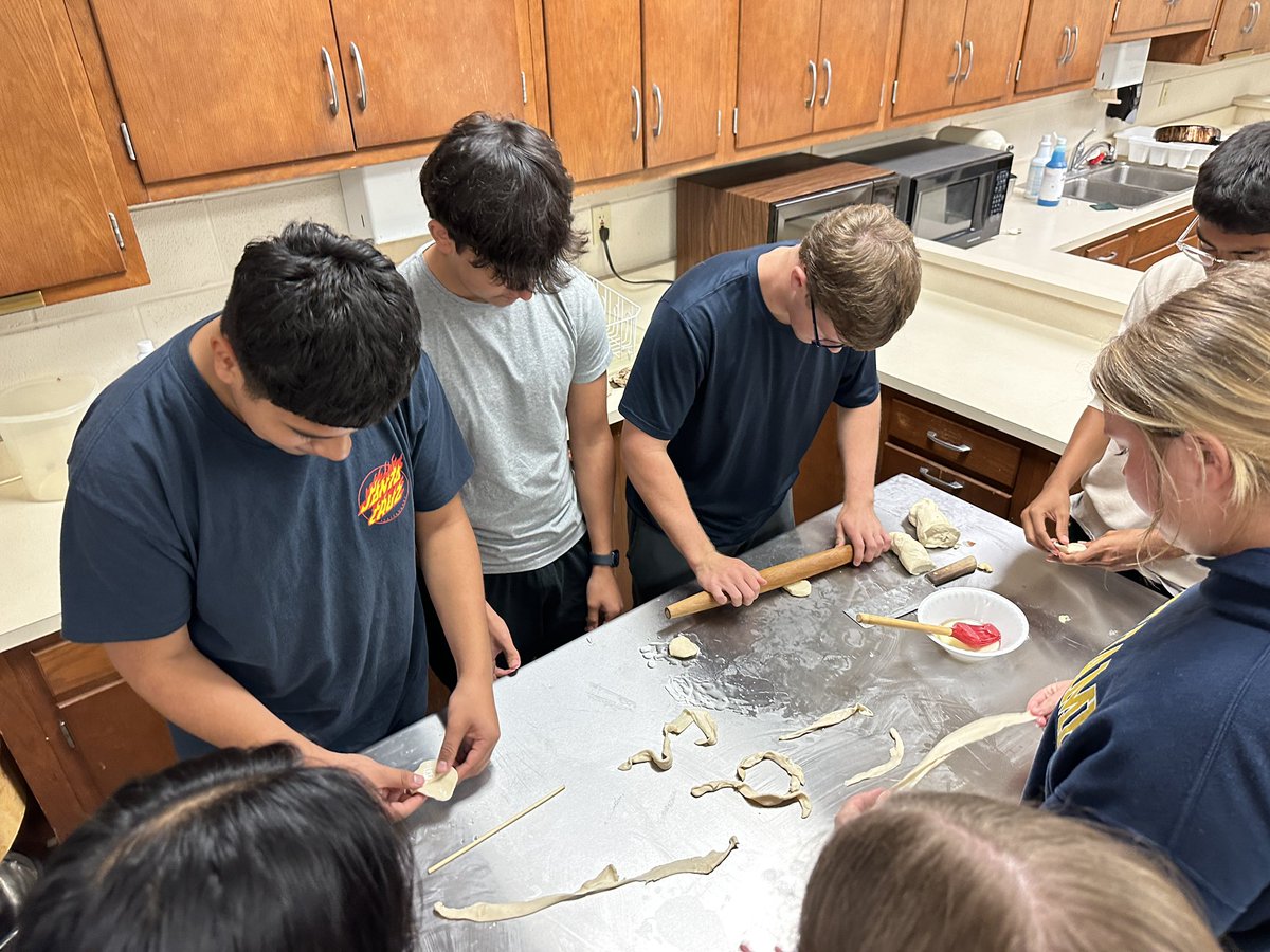BerriesAlumni's tweet photo. In today's Chinese class, Guan Laoshi integrates cross-curricular lessons by teaching us how to make dumplings. https://t.co/nkrW9nASMx