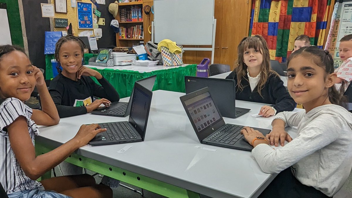 Getting the basics of @scratch during our @GirlsWhoCode morning learning session.