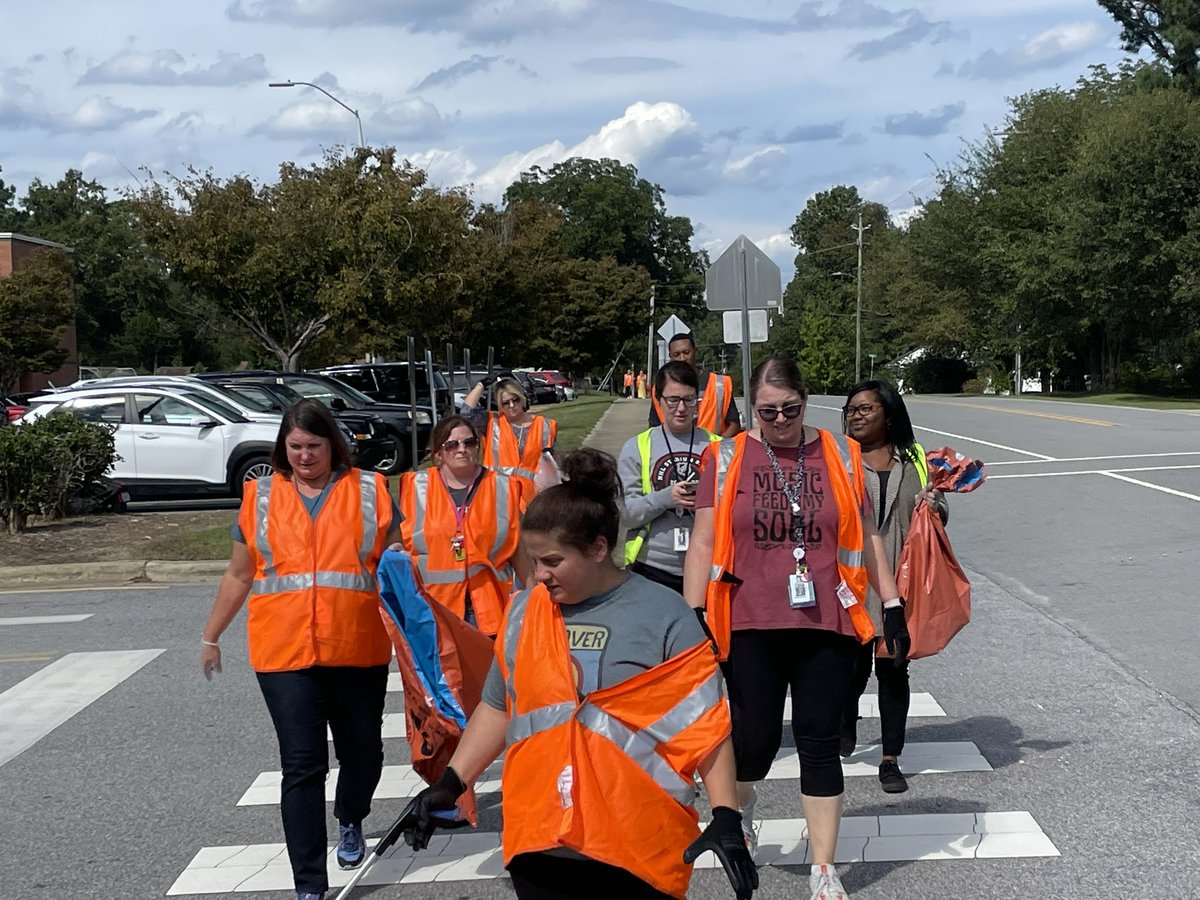 mrskinger2's tweet photo. Teacher Workday includes cleaning up Bridge Street…. Teamwork @LHECMES #rootedinsuccess https://t.co/2uBA2XoAnu