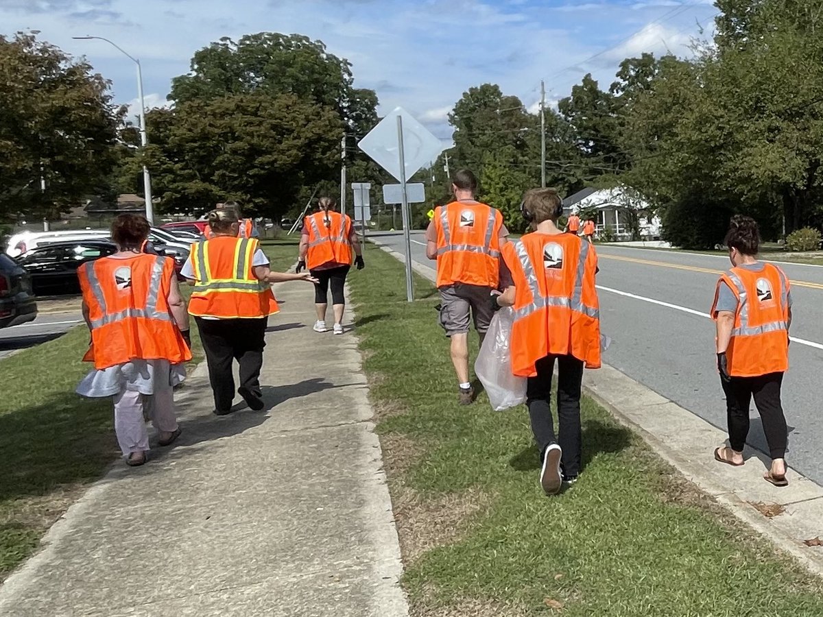 mrskinger2's tweet photo. Teacher Workday includes cleaning up Bridge Street…. Teamwork @LHECMES #rootedinsuccess https://t.co/2uBA2XoAnu