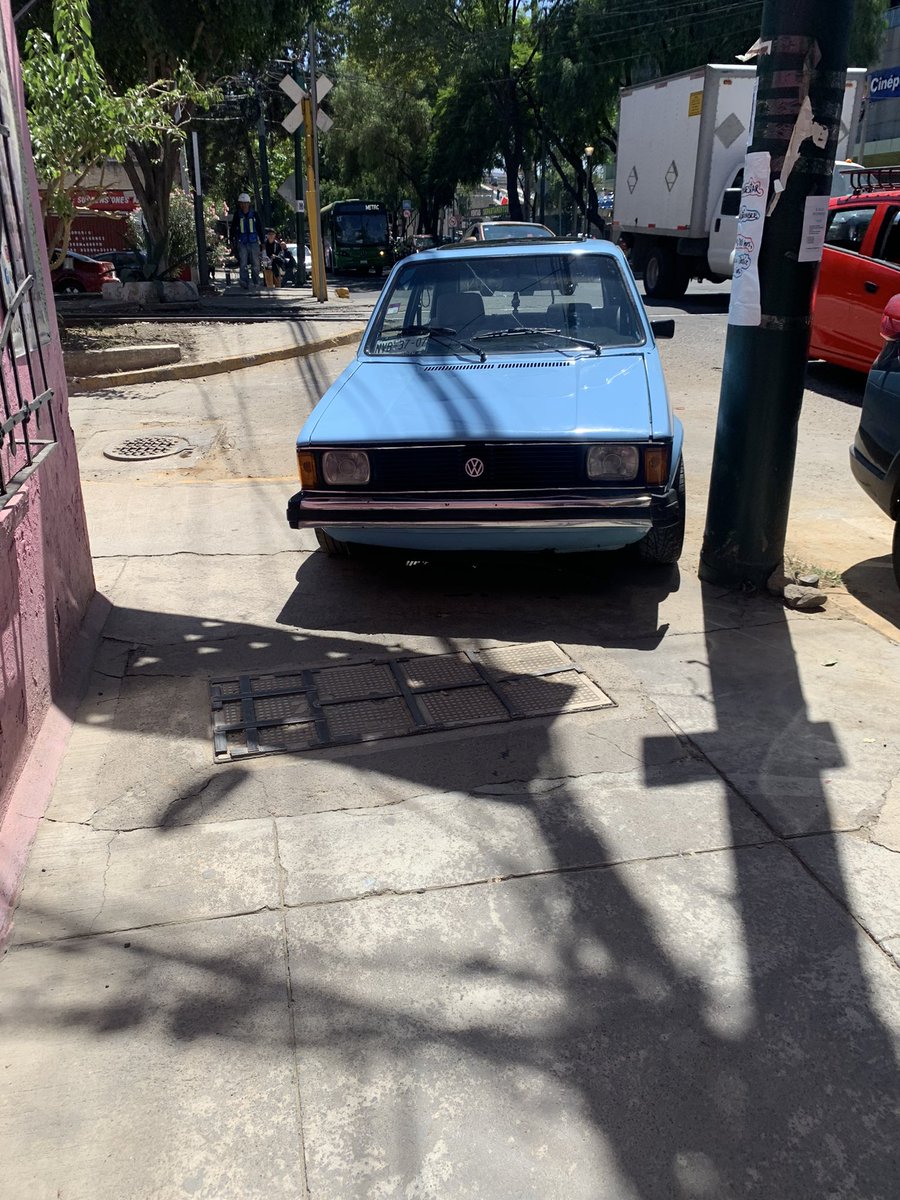 Zeusline's tweet photo. Favor de retirar auto de la baqueta, diario se estaciona ahí, obstruyendo El Paso a los peatones @OVIALCDMX @SSC_CDMX @AzcapotzalcoMx 
Av Jardín y Antonio Valeriano Col Amp del gas. https://t.co/uOYvabJPLG