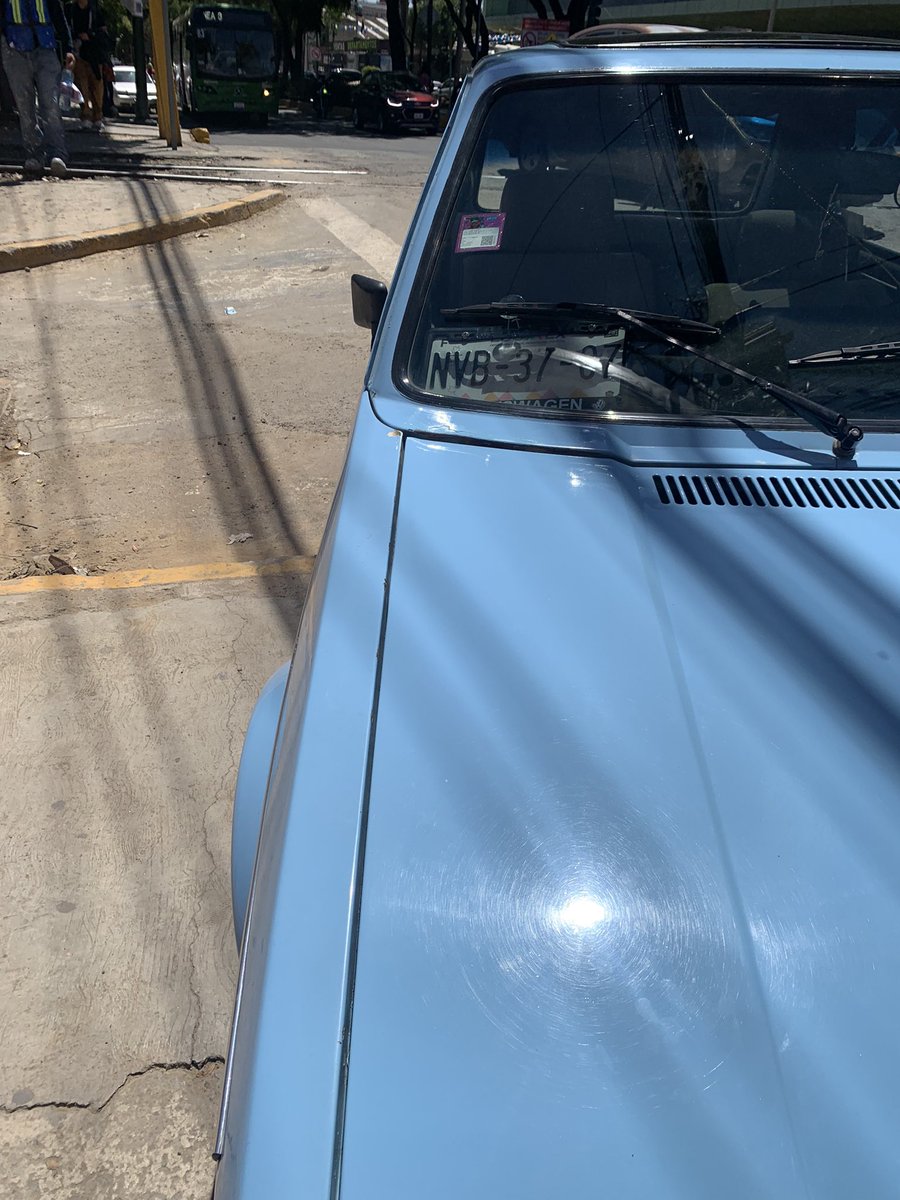 Zeusline's tweet photo. Favor de retirar auto de la baqueta, diario se estaciona ahí, obstruyendo El Paso a los peatones @OVIALCDMX @SSC_CDMX @AzcapotzalcoMx 
Av Jardín y Antonio Valeriano Col Amp del gas. https://t.co/uOYvabJPLG