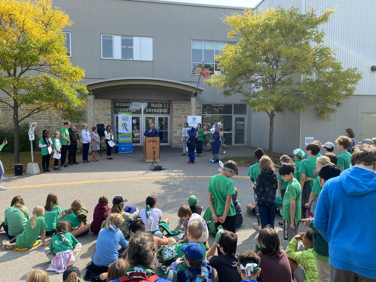 MonCepeo's tweet photo. D'un bout à l'autre de notre territoire, nos dignitaires, membres du personnel et élèves ont souligné en grand la Journée des Franco-Ontariennes et des Franco-Ontariens! 💚#OnFr #CEPEO https://t.co/wIpr4nnAvc