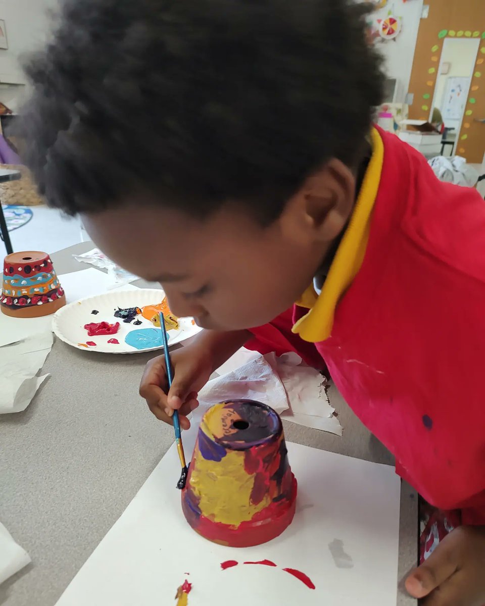 loopitupsav's tweet photo. What a great way to kick off the week! Our first grade friends at @ABWilliamsElem1 Elementary did such a beautiful job painting their flower pots! So much creativity and focus! What do you think they should plant in their pots? 🌱🎨 @SCCPSS @TonyFoy4 @RisingWeAre @sbdaly https://t.co/C385osIrij