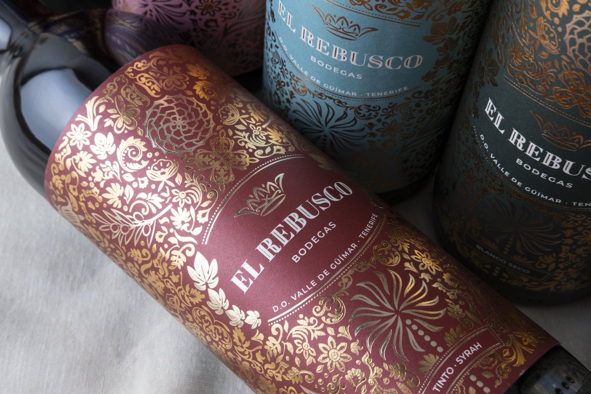 〰️ #ElRebusco tinto syrah 2021. Producción de 600 botellas. Monovarietal de syrah ecológico cultivado en #Arafo. Fermentación en acero inoxidable y crianza de 5 meses en barricas de roble francés. Marida bien con quesos semicurados canarios, patés y carnes grasas #vinocanario