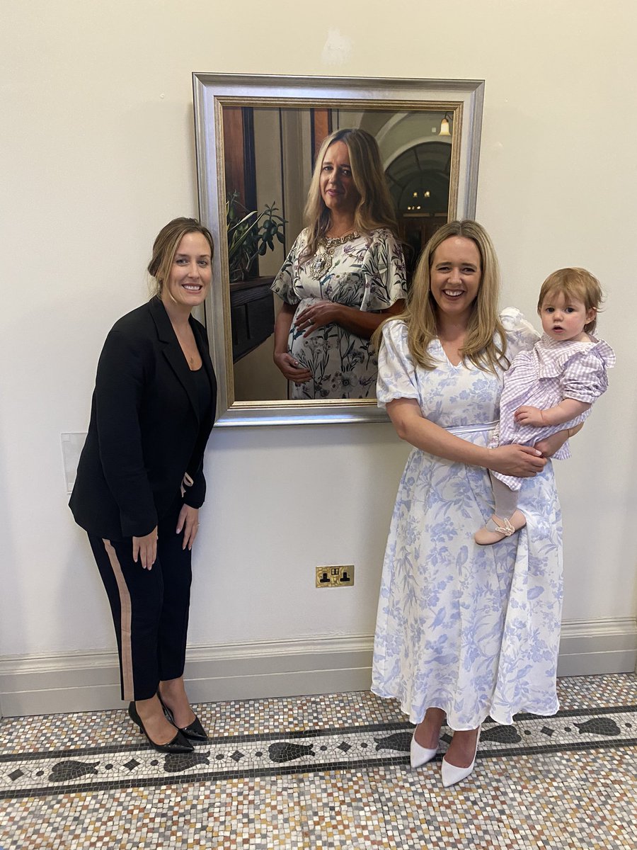 AnnetteMcmanus's tweet photo. Very proud moment tonight at the unveiling of my fabulous friend @KateNicholl’s mayoral portrait. Absolutely stunning just like her. And true to her style dedicated to the midwives of Belfast ❤️ https://t.co/rzRG2zGjdd