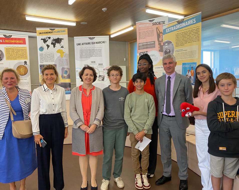 lenster_lycee's tweet photo. L'Ambassadrice de France, Mme Lignières-Counathe, a inauguré au @lycee_vauban l'exposition #JeuxOlympiques - en route vers Paris 2024, créée par le Musée National du Sport en France. Nous avons eu l'honneur de participer.
@IFLuxembourg
@francediplo #llis #Paris2024 #JOParis2024 https://t.co/uIYbvITZSz