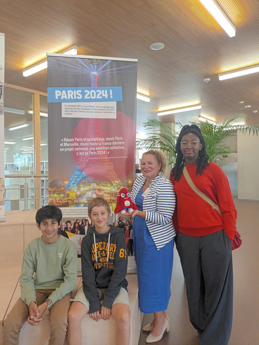 lenster_lycee's tweet photo. L'Ambassadrice de France, Mme Lignières-Counathe, a inauguré au @lycee_vauban l'exposition #JeuxOlympiques - en route vers Paris 2024, créée par le Musée National du Sport en France. Nous avons eu l'honneur de participer.
@IFLuxembourg
@francediplo #llis #Paris2024 #JOParis2024 https://t.co/uIYbvITZSz