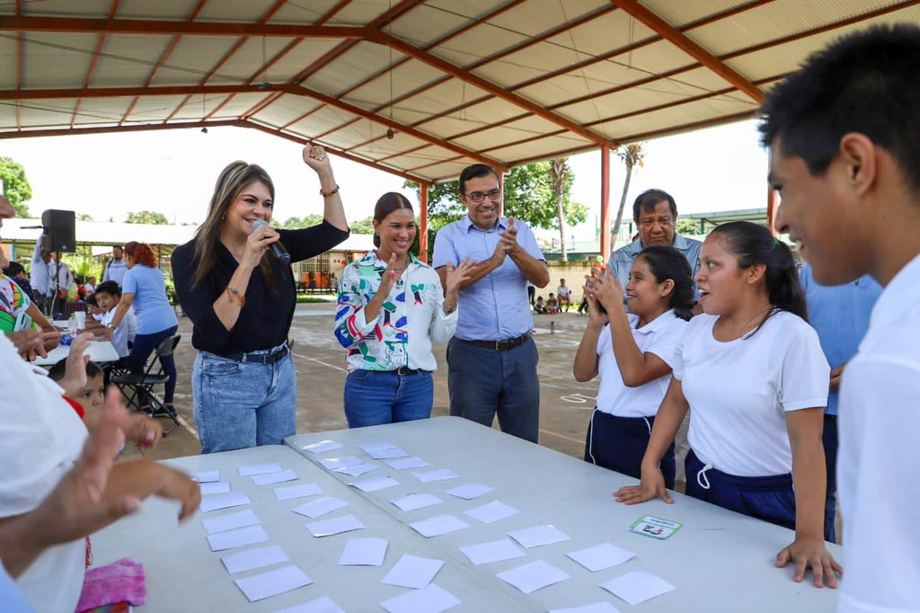 RosyUrbinaTap's tweet photo. Participamos en la Caravana Inclusiva Patria, desarrolladas en el CAM “Roberto Solís Quiroga”, para promover los valores y la identidad nacional en la niñez de nuestro municipio. 

#SigamosAdelante 💖
#TapachulaAvanza 🫶🏻 https://t.co/fUYpdouDjq