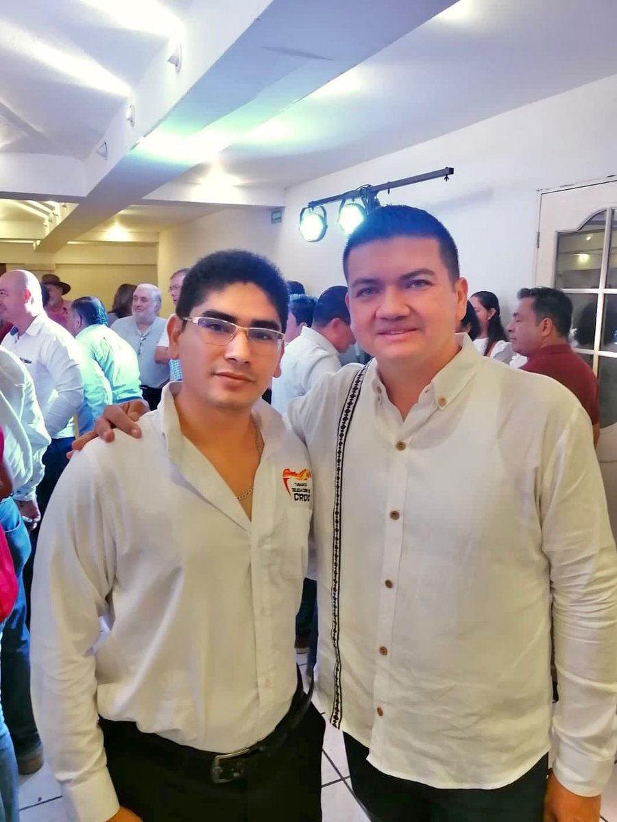 MauCasBol's tweet photo. Esta mañana acompañé con gusto al compañero y amigo de la familia @TabascoJavier, en su rueda de prensa, donde planteó su posicionamiento en participar como candidato a Coordinador Estatal de la Defensa de la Cuarta Transformación de Tabasco.

Candidato de unidad.

#SomosMayoria https://t.co/chnNu4XWGu