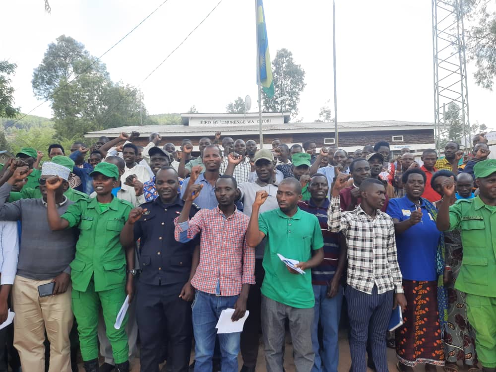 rsteven_1985's tweet photo. Umurenge wa @Gitokisector2  hatangijwe ubukangurambanga bwa #CrimeFreebCell nyuma yaho tumaze kugira imidugudu izira icyaha nka bwiza village imaze imyaka 4 nta cyaha aho twahuje imidugudu57 atwigisha uko babigeraho biyemeje kurwanya ibyaha @GatsiboDistrict @RwandaEast @EKGasana https://t.co/kI28fZU3s1