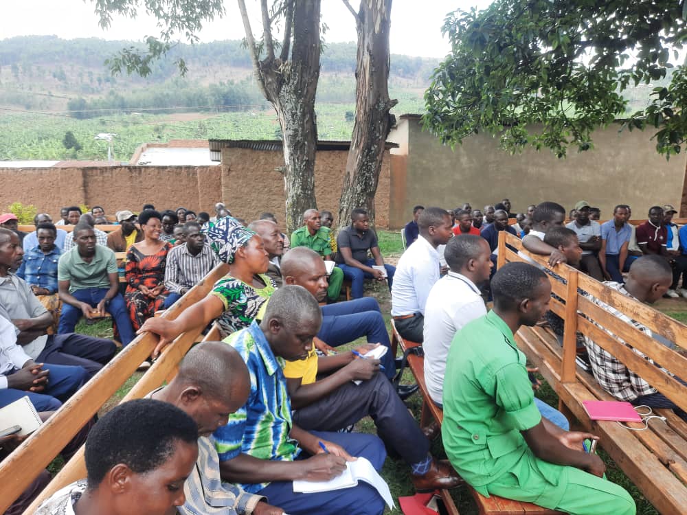rsteven_1985's tweet photo. Umurenge wa @Gitokisector2  hatangijwe ubukangurambanga bwa #CrimeFreebCell nyuma yaho tumaze kugira imidugudu izira icyaha nka bwiza village imaze imyaka 4 nta cyaha aho twahuje imidugudu57 atwigisha uko babigeraho biyemeje kurwanya ibyaha @GatsiboDistrict @RwandaEast @EKGasana https://t.co/kI28fZU3s1