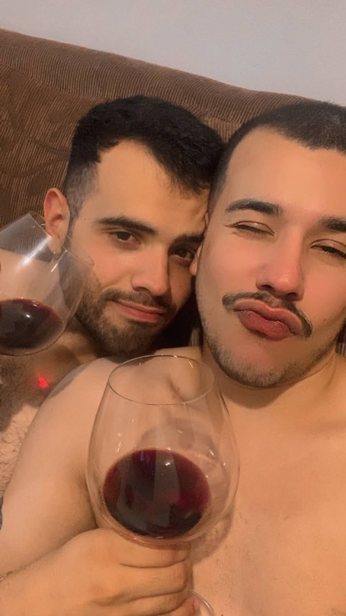 gustavotresco's tweet photo. Sobre casal emocionado 

Conheci o Augusto pelo tt e combinamos um date numa segunda feira que ele tava de folga pq era feriado e eu tb. 

Em 20 dias começamos a namorar e estamos morando juntos a 9 meses e vamos completar 2 anos juntos ♥️ https://t.co/TkQCstPqpZ