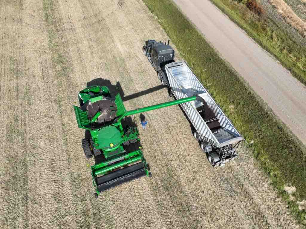 SeedMasterMfg's tweet photo. From planting canola on May 12 to harvest on September 23rd. Yields averaging 57-60 bpa on our 160 Acres of Gold contest winning farm! That’s the SeedMaster UltraSR way. #CanolaMaster #TeamEffort https://t.co/1DTZOgLO6C
